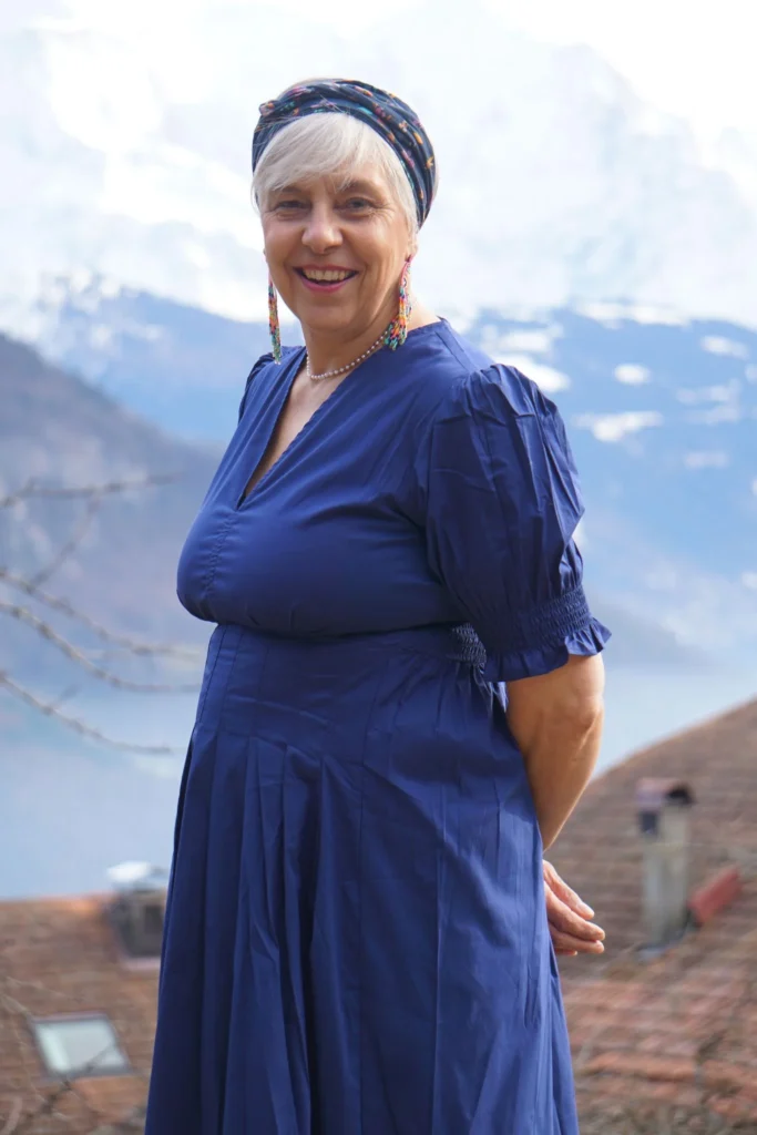 robe-femme-bleu-elegante-manches-bouffantes-4