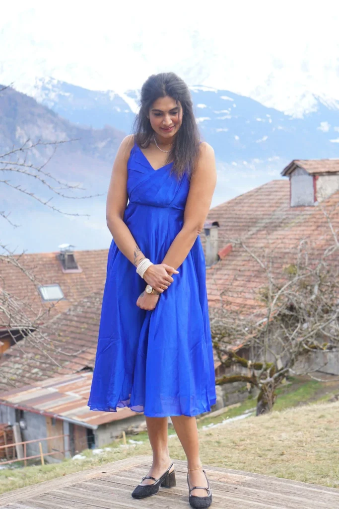 robe-midi-bleue-femme-fluide-elegante.-4